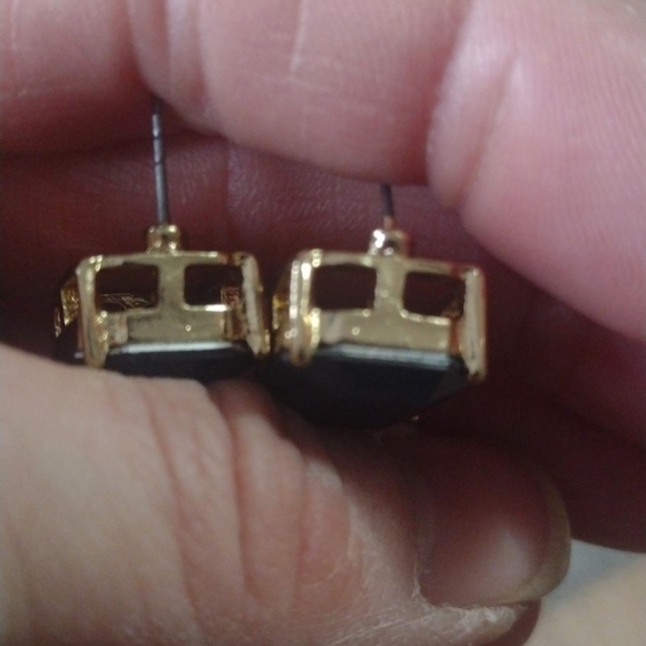 VINTAGE FAUX FACETED BLUE SAPPHIRE GOLD-TONE PRONG SET PUSH BACK .8" EARRINGS - Picture 7 of 9